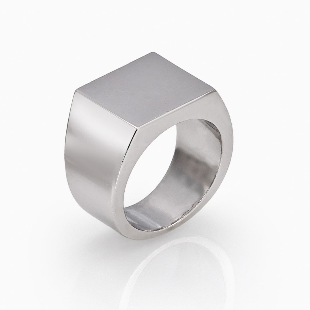 THE SHIELD SIGNET RING – SEVEN50